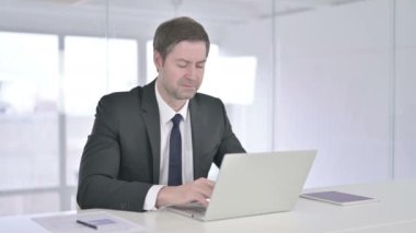 Hırslı İşadamı Kameraya Bakıyor ve Gülümsüyor