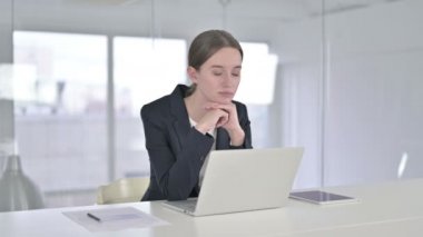 Uykucu Genç İş Kadını Ofiste Kestiriyor 