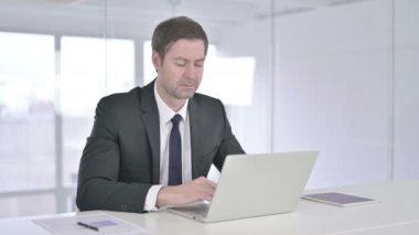 Neşeli Orta Çağ İş Adamı Kamerayı İşaret Ediyor
