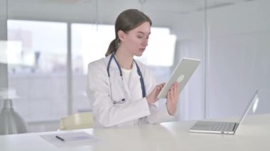 Modern Ofiste Tablet kullanan Çalışkan Genç Kadın Doktor