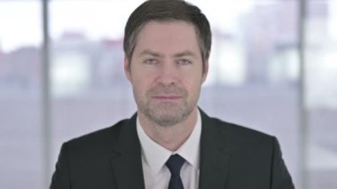 Orta Çağ İşadamının Başparmaklarını Aşağı Gösteren Portresi