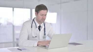 Orta Çağ Doktoru Ofiste Başparmaklarını Gösteriyor