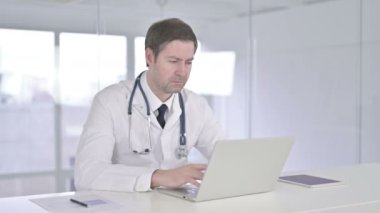 Orta Çağ Doktoru Ofisteki Kameraya Gülümsüyor
