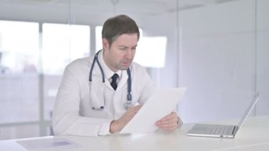 Ofisteki Çalışkan Orta Çağ Doktoru Belgeleri Okuyor