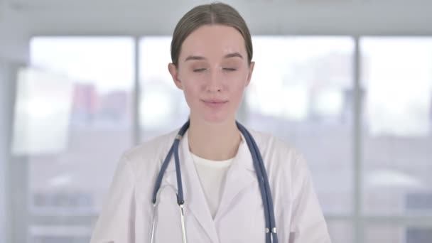 Retrato de atraente jovem médico feminino dizendo não por dedo — Vídeo de Stock