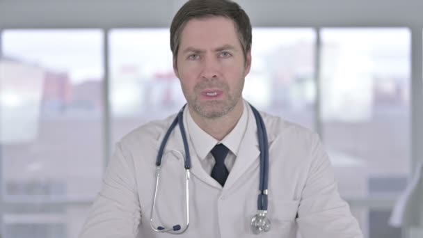 親指を下に示す中年医師の肖像 — ストック動画