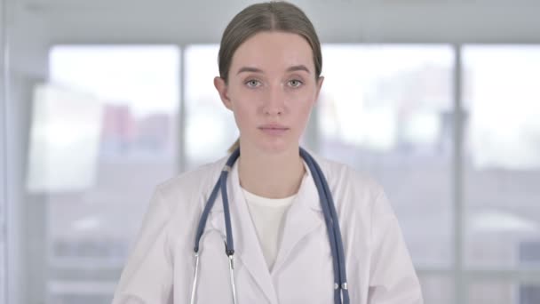 Portrét mladé ženy Doktor při pohledu na fotoaparát — Stock video