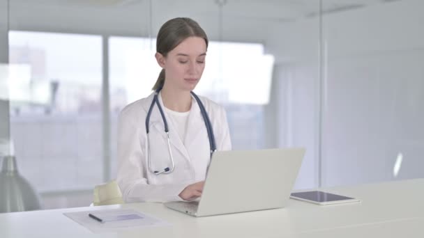 Atraktivní mladý lékař dělá Zavolejte mi podepsat rukou — Stock video