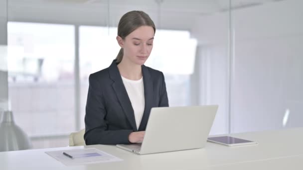 Ambitieuze jonge zakenvrouw doet duimen in kantoor — Stockvideo