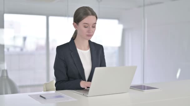 Atraktivní mladá podnikatelka říká "ne" od Finger in Office — Stock video