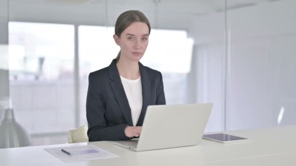 Aantrekkelijke zakenvrouw wijzend naar de camera en uitnodigend — Stockvideo