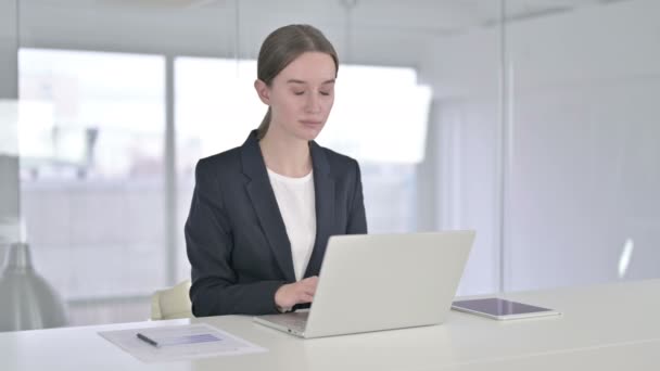 Umtriebige junge Geschäftsfrau legt im Büro Finger auf Lippen — Stockvideo