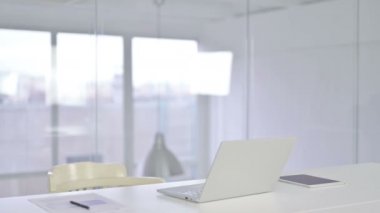 Orta yaşlı profesyonel iş adamı geliyor ve oturuyor. 