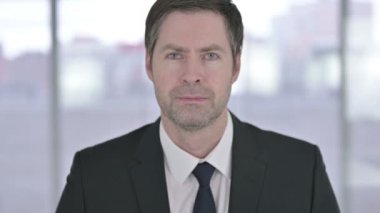 Öfkeli Orta Çağ İşadamı Bağırıyor