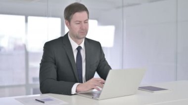 Hasta Orta Çağ İşadamı Laptop ve Öksürük 'te çalışıyor. 