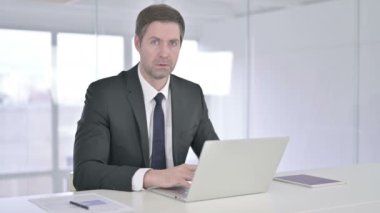 Şaşırmış Orta Çağ İşadamının Portresi Şok Olmuş