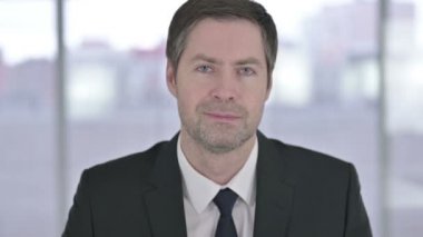 Neşeli Orta Çağ İş Adamının Video Sohbeti Yapan Portresi 