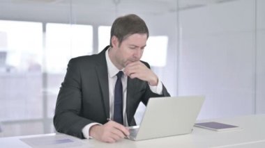 Orta Çağ İşadamı Bilgisayarda Düşünüyor ve Çalışıyor 
