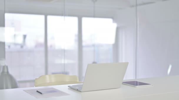 Jeune femme d'affaires venant et assis dans le bureau moderne — Video