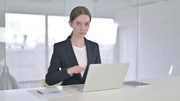 Молодая предпринимательница, работающая с большим пальцем в офисе — стоковое видео