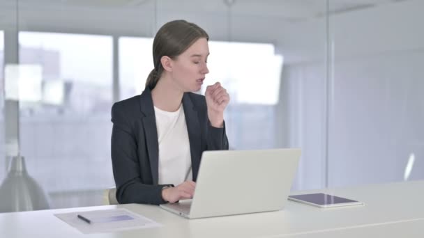 Zieke jonge blanke zakenvrouw hoesten in kantoor — Stockvideo