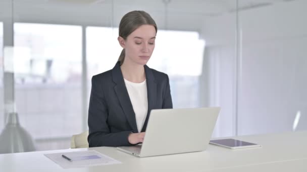 Jonge zakenvrouw zegt ja door schuddend hoofd in kantoor — Stockvideo