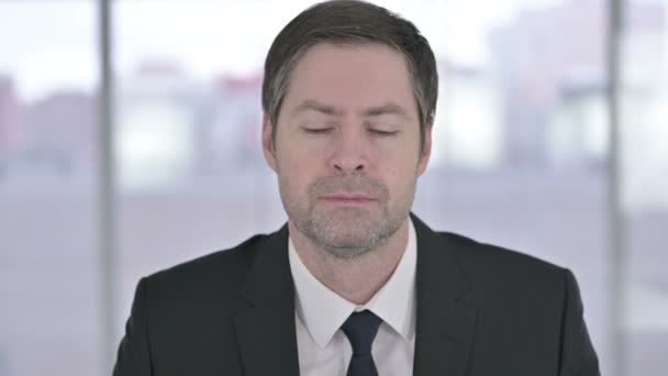 Portret van zieke middelbare leeftijd zakenman hoesten — Stockvideo