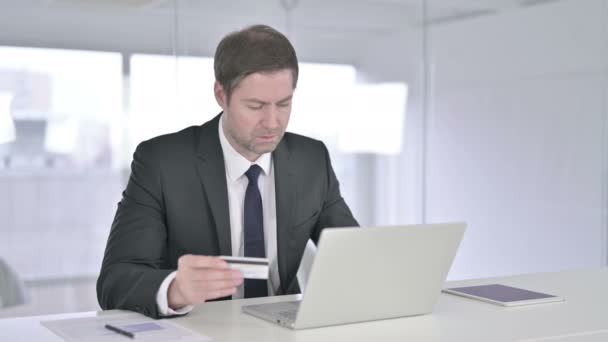 Focalisé Moyen Age Homme d'affaires effectuant le paiement en ligne sur ordinateur portable — Video