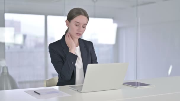 Hardworking joven mujer de negocios teniendo dolor de cuello en la oficina — Vídeo de stock