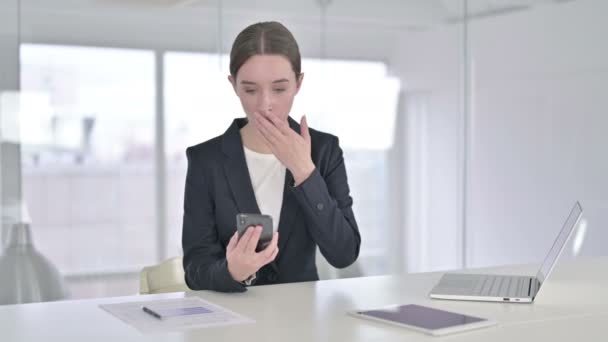 Hårt arbetande ung affärskvinna har misslyckats på Smartphone — Stockvideo