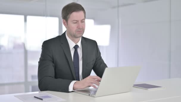 Malade Moyen Age Homme d'affaires travaillant sur ordinateur portable et la toux — Video