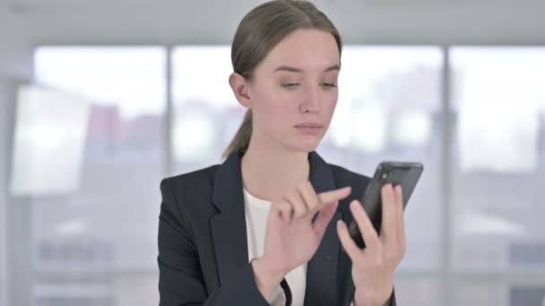 Ritratto di giovane donna d'affari attraente che utilizza Smartphone — Video Stock