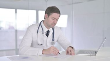 Ciddi Ortaçağ Doktoru Ofiste Evrak İşleri Yapıyor 