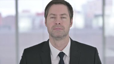 Neşeli Orta Çağ İşadamı Alkışlamasının Portresi