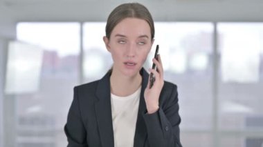 Akıllı Telefonla Konuşan Neşeli Genç İş kadınının Portresi