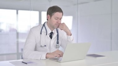 Orta Çağ Doktoru Bilgisayarda Düşünüyor ve Çalışıyor 
