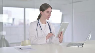 Ofisteki Tablet 'te Video Sohbeti yapan Genç Kadın Doktor
