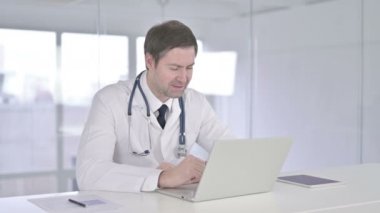 Neşeli Orta Çağ Doktoru Laptop 'ta Video Sohbeti yapıyor