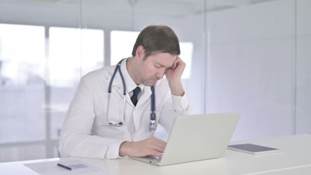 Сплячий середнього віку лікар приймає Nap в офіс — стокове відео