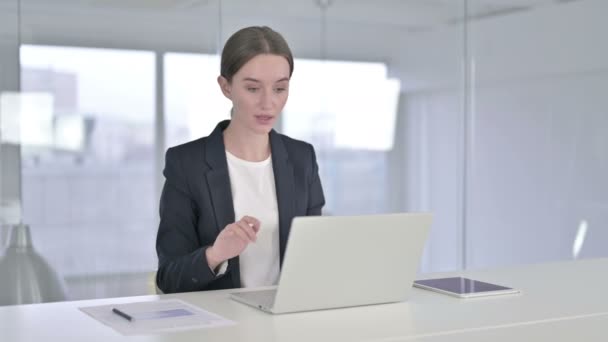 Jovem empresária ambiciosa comemorando o sucesso no escritório — Vídeo de Stock