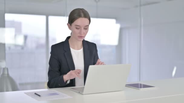 Hardworking młody bizneswoman mając awarii na laptopie — Wideo stockowe