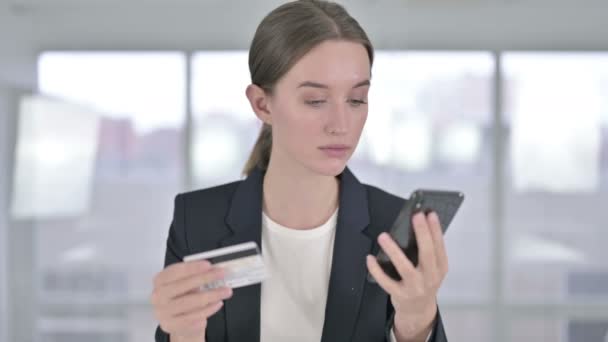 用智能手机进行网上支付的年轻女商人的肖像 — 图库视频影像