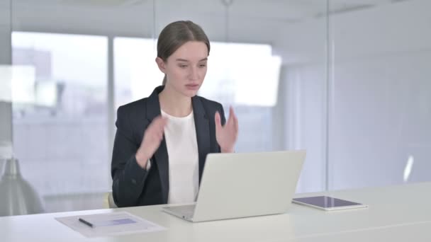 Disappointed Young Businesswoman feeling Angry in Office — Stock Video