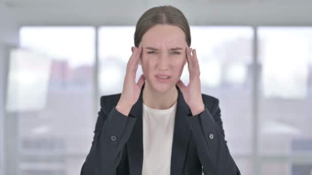 Портрет усталой молодой предпринимательницы, страдающей головной болью — стоковое видео