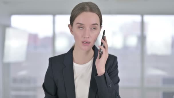Akıllı Telefonla Konuşan Neşeli Genç İş kadınının Portresi — Stok video
