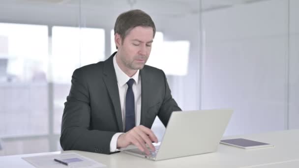 Hardwerkende middelbare leeftijd Zakenman met nekpijn — Stockvideo