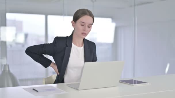 Cansado jovem empresária tendo dor nas costas no escritório — Vídeo de Stock