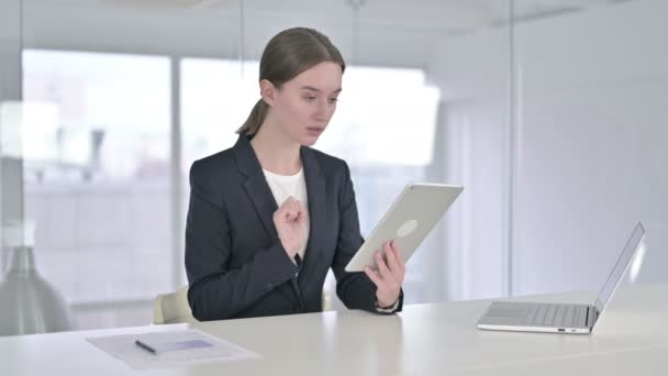 Enttäuschte junge Geschäftsfrau reagiert auf Verlust am Tablet — Stockvideo