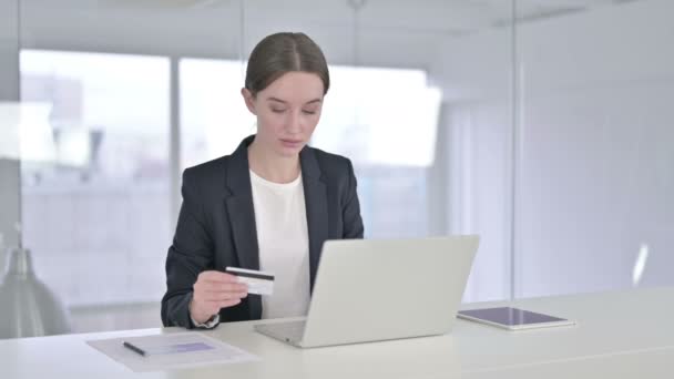 Молодая предпринимательница реагирует на сбои в оплате онлайн на ноутбуке — стоковое видео