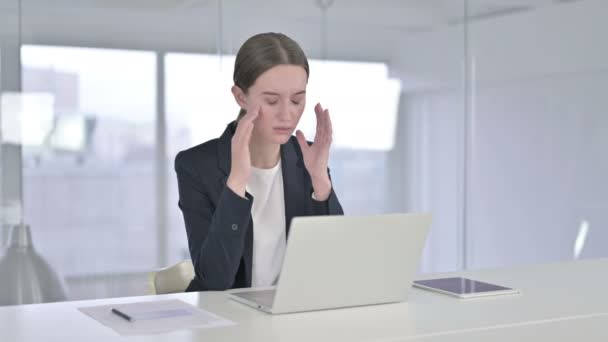 Cansado jovem empresária com dor de cabeça no escritório — Vídeo de Stock